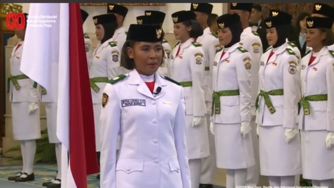 Rhita Lovely Chantika Febiolla Ayomi, anggota Paskibraka dari Papua Barat membacakan ikrar. [YouTube Sekretariat Presiden]